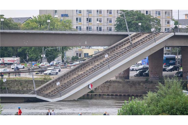 Die Brücke in Dresden liegt zum Teil im Wasser.