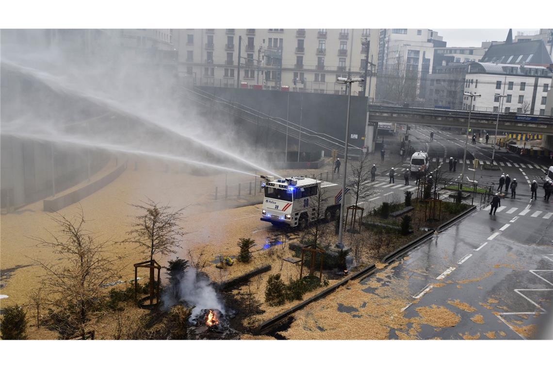Die Brüsseler Polizei rückt mit Wasserwerfern an.