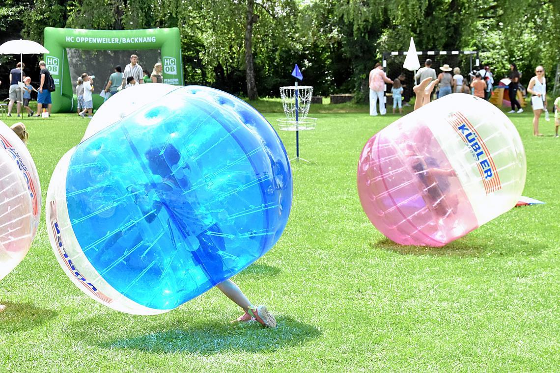 Die Bubbles zählen bei den Kids auf dem Sommerfest der TSG Backnang zu den beliebtesten Spielgeräten. Fotos: Tobias Sellmaier