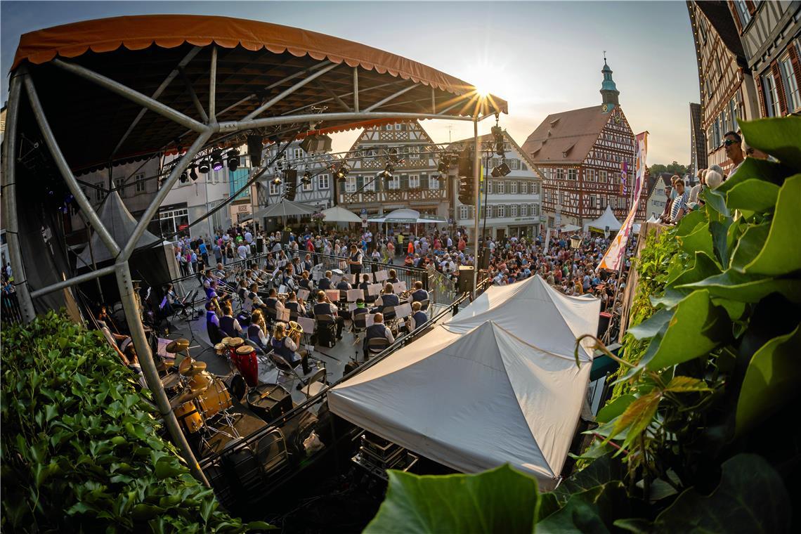 Die Bühne am Marktplatz steht bereits und am Freitagabend werden zur Eröffnung wieder zahlreiche Besucher erwartet. Archivfoto: Alexander Becher