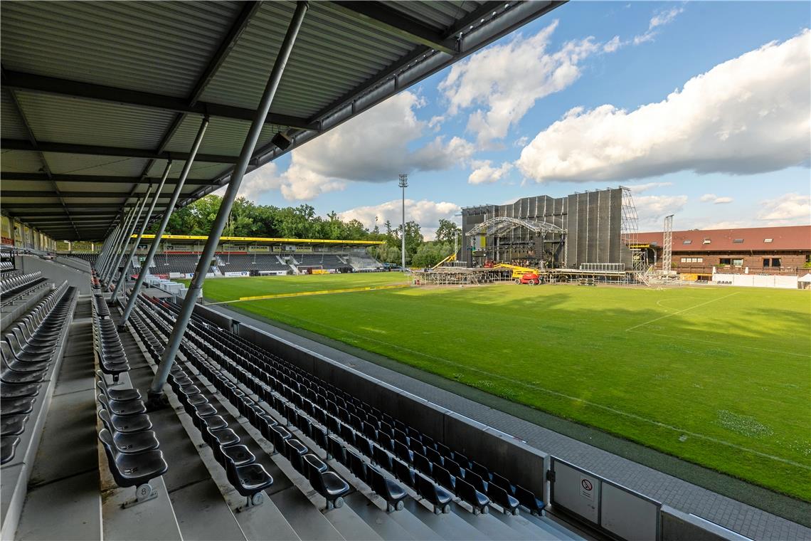 Alles bereit für das Andrea-Berg-Heimspiel in Aspach Die Bühne für das Andrea-Berg-Heimspiel in Aspach ist sage und schreibe 48 Meter breit und 14 Meter hoch. Fotos: Alexander Becher