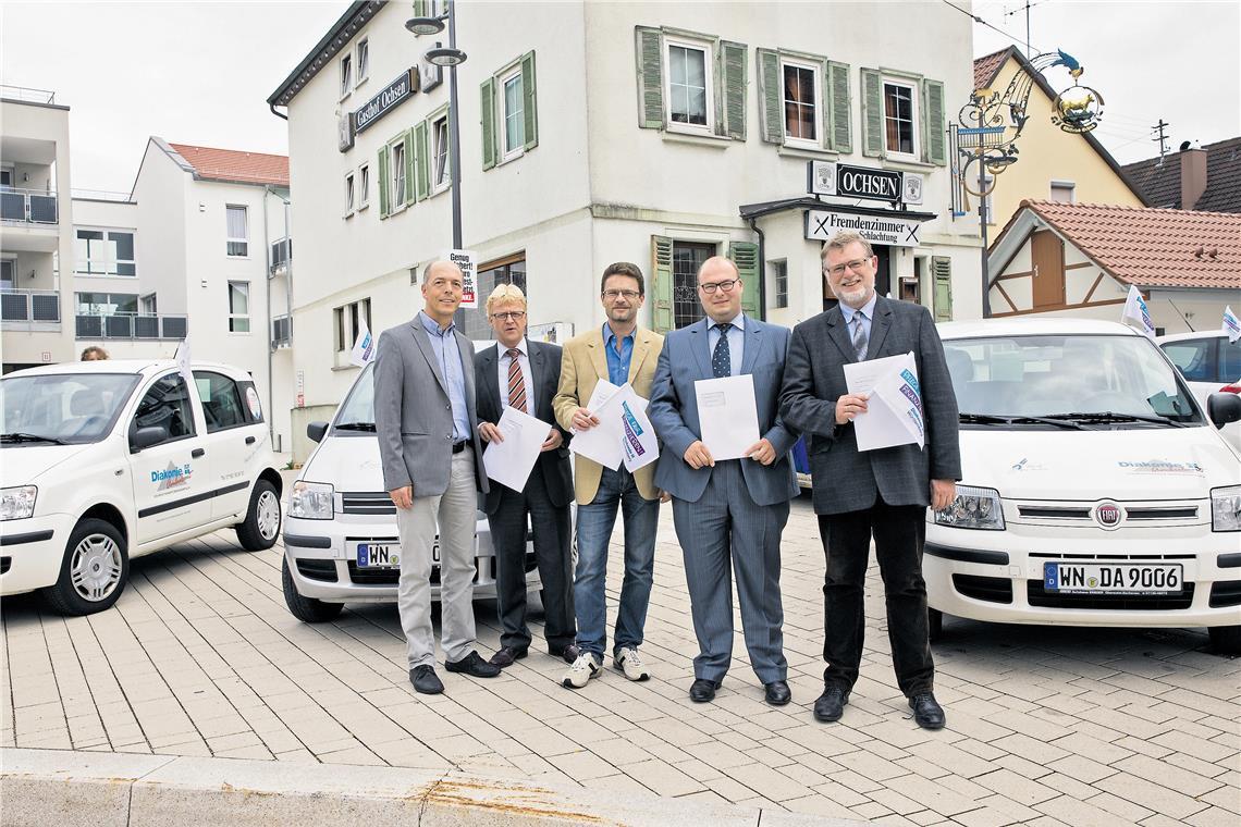 Die Bürgermeister des oberen Murrtals haben oft gemeinsame Verpflichtungen. 2013 etwa überreichte Thomas Nehr, geschäftsführender Vorstand von Diakonie ambulant, eine Unterschriftenliste an Uwe Bossert, Christoph Jäger, Armin Mößner und Dieter Zahn (von links). Solche Termine wird Murrhardts Bürgermeister Armin Mößner demnächst wohl mit drei neuen Amtskollegen wahrnehmen. Archivfoto: Jörg Fiedler 