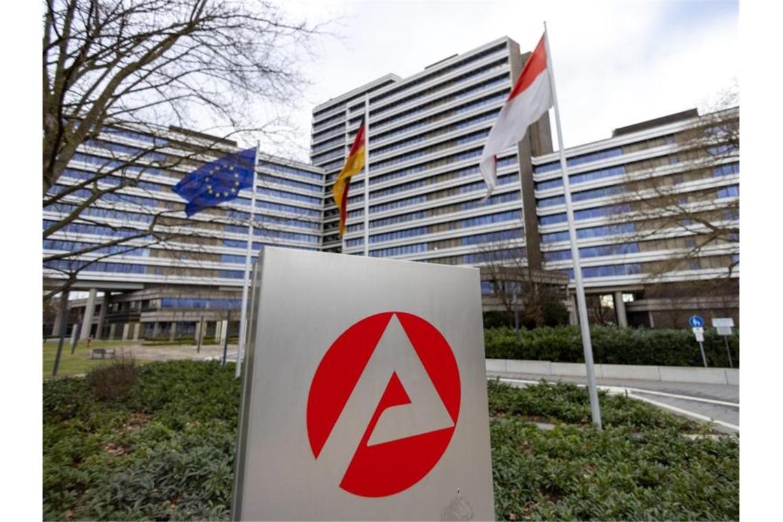 Vor Impfpflicht: 12.000 Pflegekräfte arbeitssuchend gemeldet Die Bundesagentur für Arbeit (BA) meldet neue Zahlen von arbeitssuchenden Pflegekräften. Foto: Daniel Karmann/dpa
