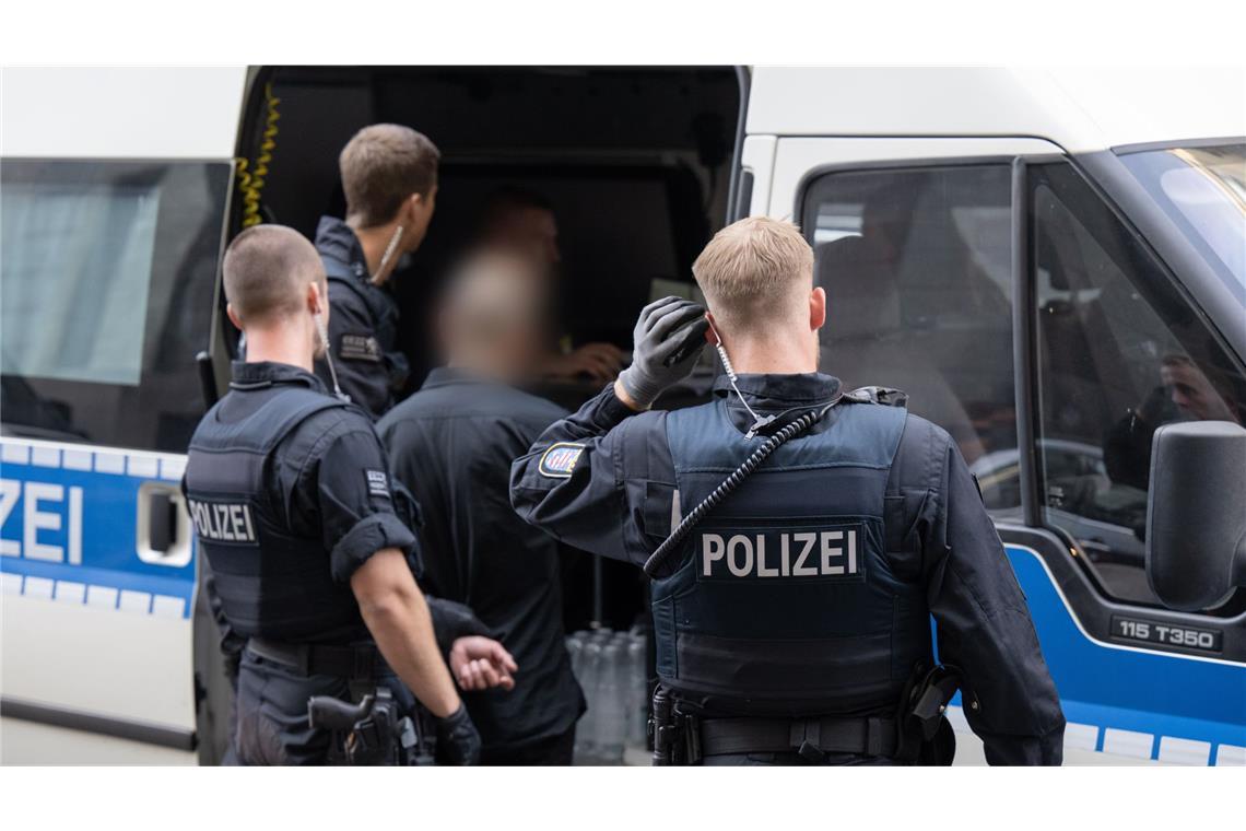 Razzia gegen Schleuserbande in mehreren Bundesländern Die Bundespolizei durchsuchte Wohnungen und Erstaufnahmeeinrichtungen für Asylsuchende. (Symbolbild)