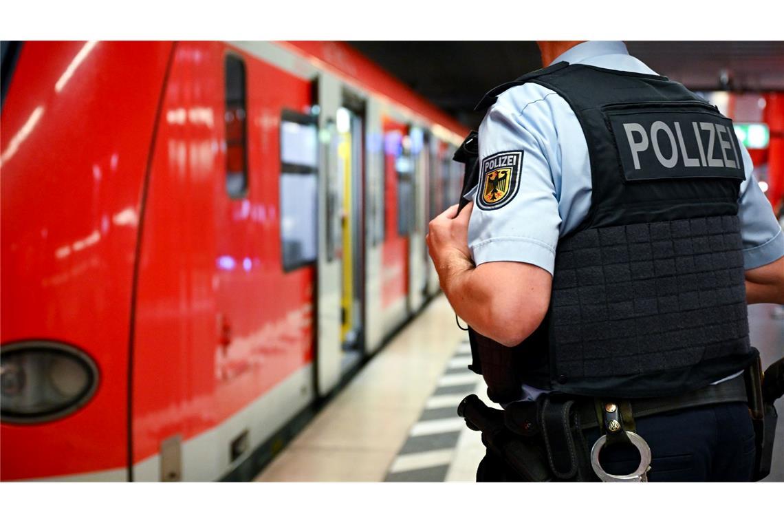 Die Bundespolizei erfasste in den ersten zehn Monaten 2024 mehr Straftaten in Bahnhöfen und in Zügen (Archivbild).