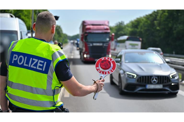 Die Bundespolizei hat im Zuge der umfassenden Grenzkontrollen zur Fußball-EM mehr als 1,6 Millionen Menschen beim Grenzübertritt überprüft.