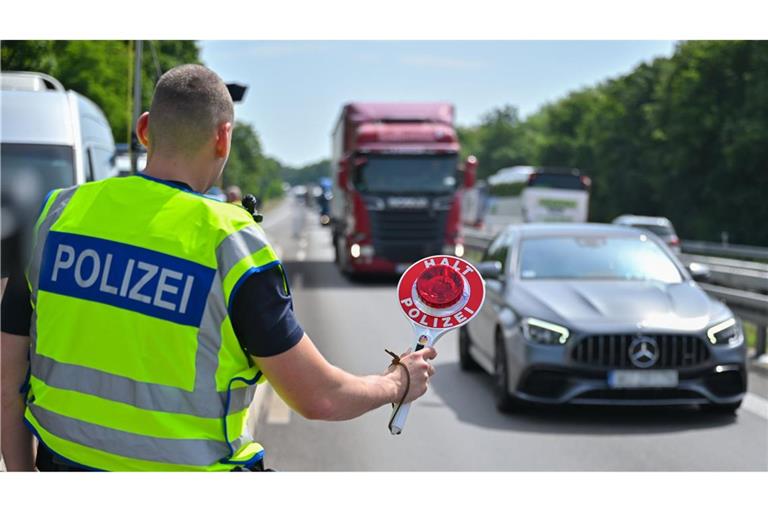 Die Bundespolizei hat im Zuge der umfassenden Grenzkontrollen zur Fußball-EM mehr als 1,6 Millionen Menschen beim Grenzübertritt überprüft.