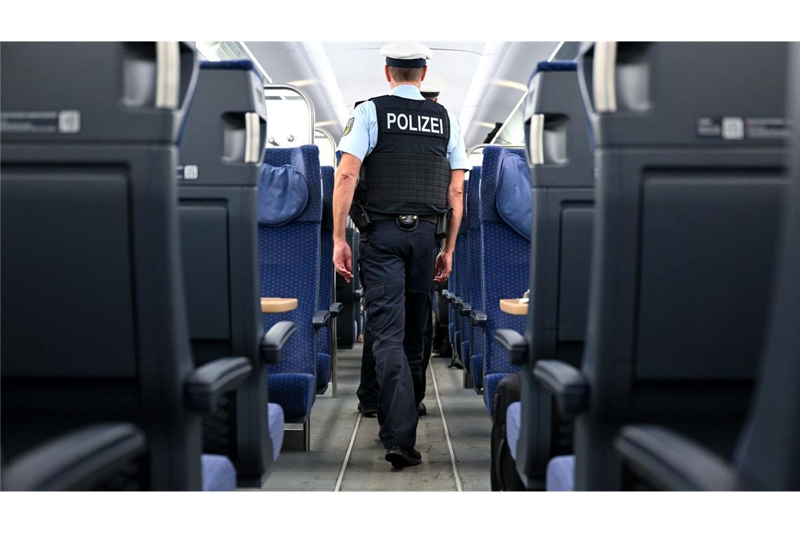 Die Bundespolizei ist immer wieder im Einsatz, wenn Fans auf Reisen gehen.