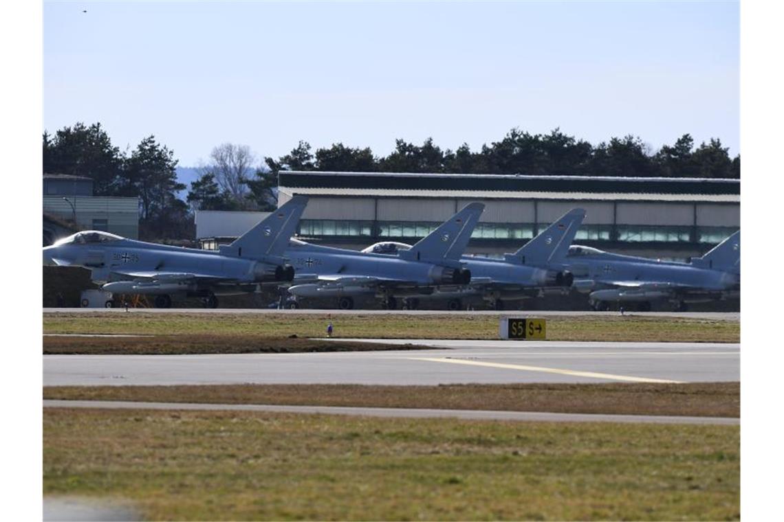 „Nationale Alarmmaßnahmen“ in Deutschland Die Bundeswehr bereitet als Reaktion auf die wachsenden Spannungen eine Verlegung weiterer Eurofighter zum Schutz der Nato-Südostflanke nach Rumänien vor. Foto: Felix Hörhager/dpa