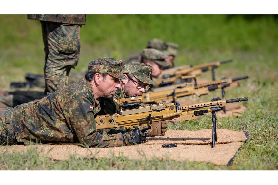 Die Bundeswehr sollte mehr Geld bekommen - einer Umfrage zufolge findet das die Mehrheit der Deutschen.