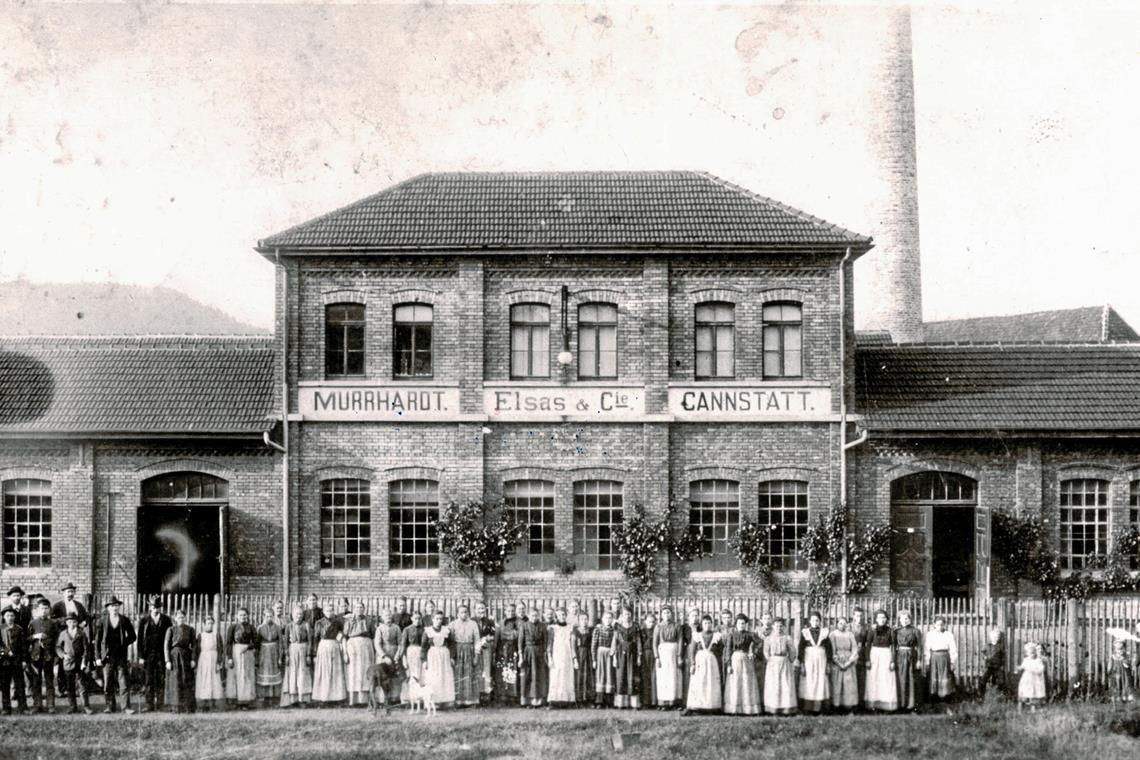 Die Buntweberei der Familie Elsas in Cannstatt hatte auch ein Zweigwerk in Murrhardt. Die Aufnahme zeigt das Gebäude um 1900 mit der Belegschaft, zu der viele Frauen gehörten, sowie mit der Geschäftsleitung und Webmeistern (links). Foto: Archiv Carl-Schweizer-Museum