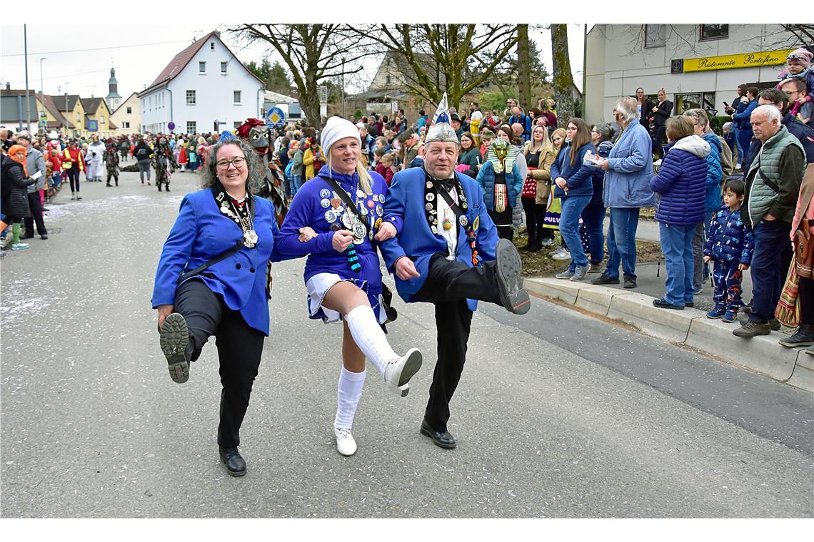 Die Burgstettener tanzen über die Hauptstrasse. 