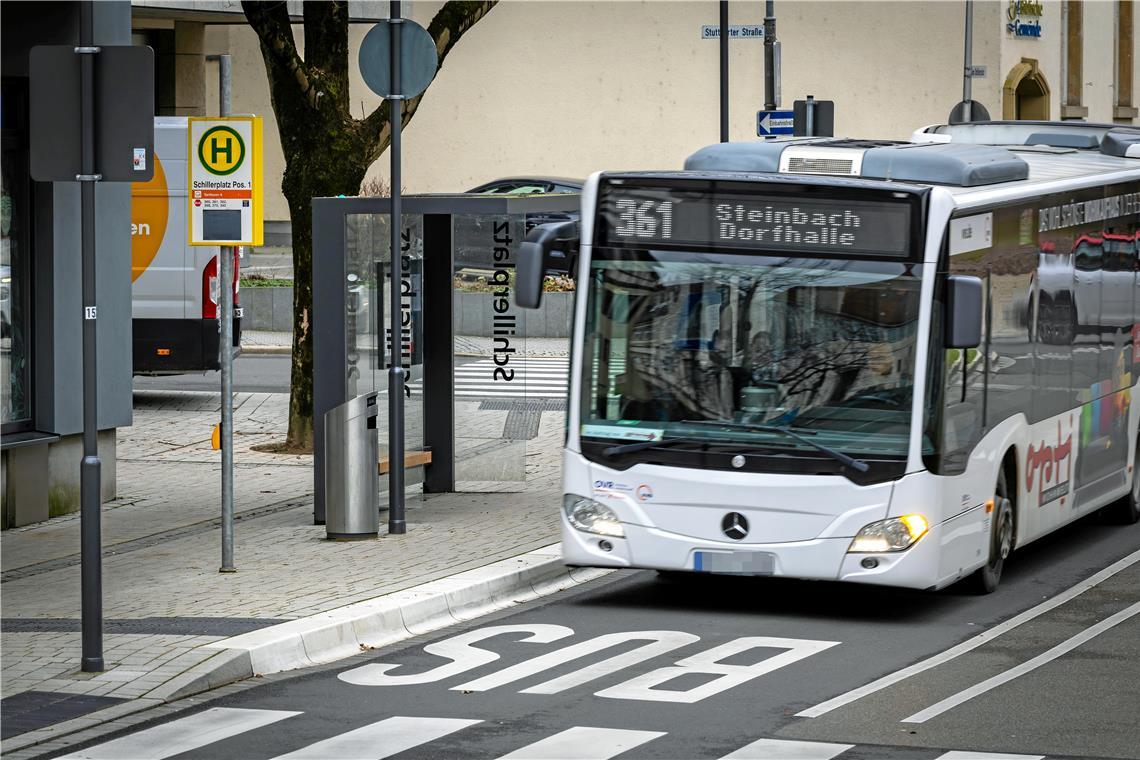 Die Bushaltestelle am Schillerplatz ist bereits barrierefrei, an manch anderer Stelle hapert es hingegen noch. Foto: Alexander Becher