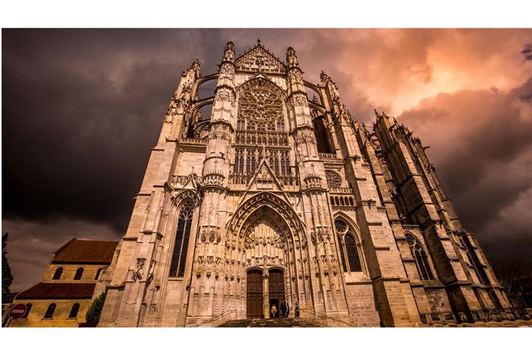 Die Cathédrale Saint-Pierre de Beauvaisist Bischofskirche für das Bistum Beauvais. Sie zählt zu den bedeutendsten Kirchenbauten der Gotik in Frankreich und ist das ehrgeizigste Kathedralprojekt des Mittelalters