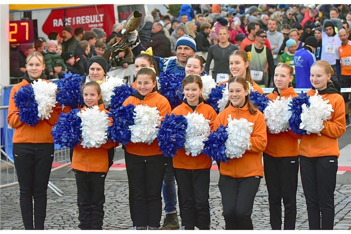 Die Cheerleader-Gruppe vor dem Start des Hauptlaufes. Silvesterlauf 2024 in Back...