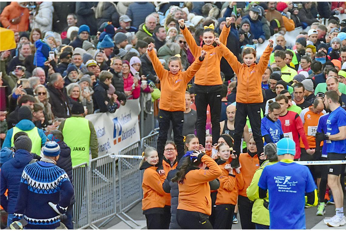 Die Cheerleader-Gruppe vor dem Start des Hauptlaufes. Silvesterlauf 2024 in Back...