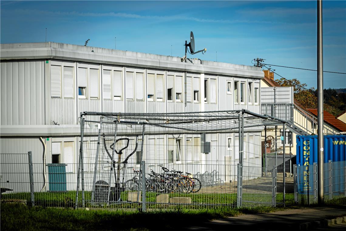 Die Containerunterkunft des Landes in der Marbacher Straße bleibt mindestens ein weiteres Jahr bestehen. Foto: Alexander Becher