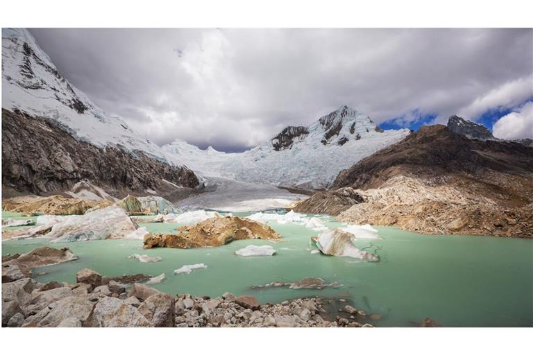 Die Cordillera Blanca in den nördlichen Anden Perus ist mit einer Länge von 180 Kilometern  über 50 Bergen über 5700 Meter  die höchste Gebirgskette des amerikanischen Kontinents und zugleich die höchste in den Tropen.