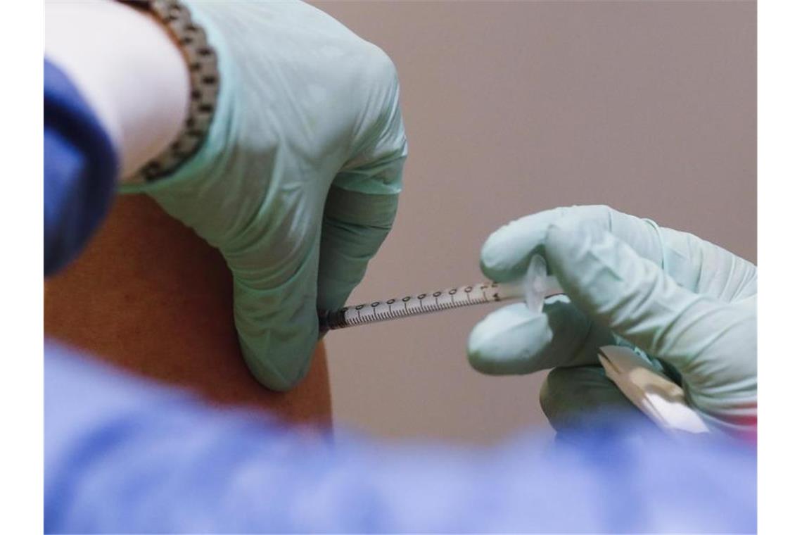 Fast 42.000 Menschen in Deutschland gegen Corona geimpft Die Corona-Impfungen mit dem Impfstoff von Biontech/Pfizer haben Deutschland begonnen. Foto: Markus Schreiber/AP POOL/dpa