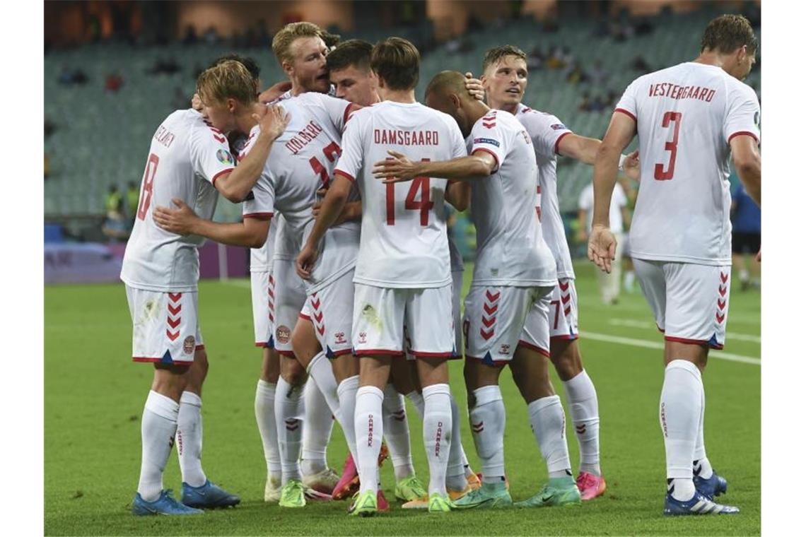 „In unserem Herzen“: Eriksen als dänische Inspiration Die Dänen freuen sich über den Sieg, sind aber in Gedanken bei einem ihrer Teamkollegen. Foto: Ozan Kose/Pool AFP/dpa