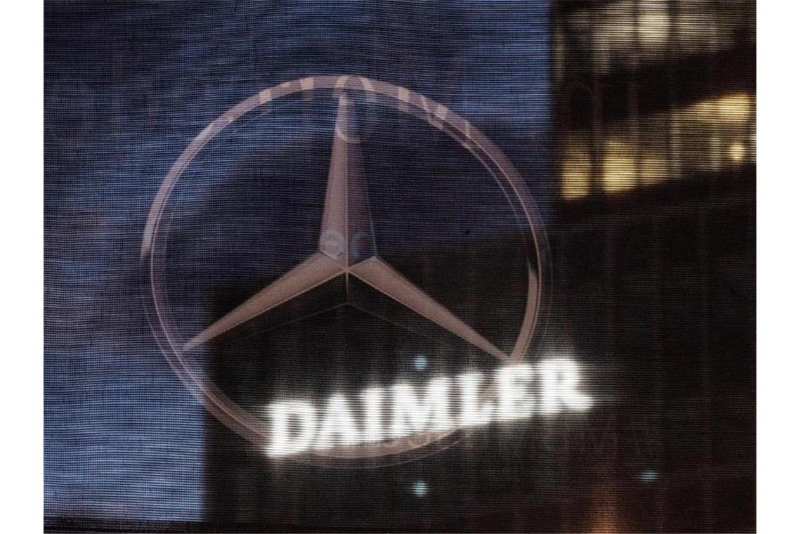 Daimler: Betriebsrat will Sperrminorität nach Aufspaltung Die Daimler-Zentrale in Stuttgart ist durch eine Flagge zu sehen, auf der der Mercedes-Stern abegebildet ist. Foto: Marijan Murat/dpa