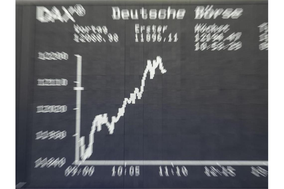 Dekabank: Dividenden im Dax für 2020 höher als erwartet Die Dax-Kurve wird im Handelssaal der Frankfurter Börse angezeigt. Foto: Frank Rumpenhorst/dpa