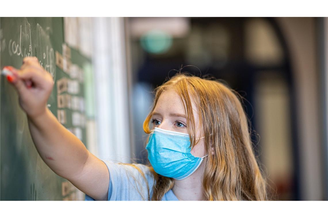 Die Debatte um die Maskenpflicht an Schulen ebbt auch  nach Jahren nicht ab. (Archivbild)