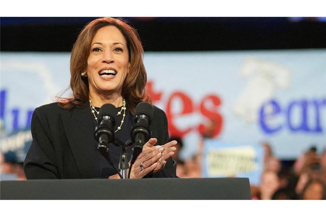 Die demokratische Präsidentschaftskandidatin Kamala Harris hat Positionen Donald Trumps übernommen.