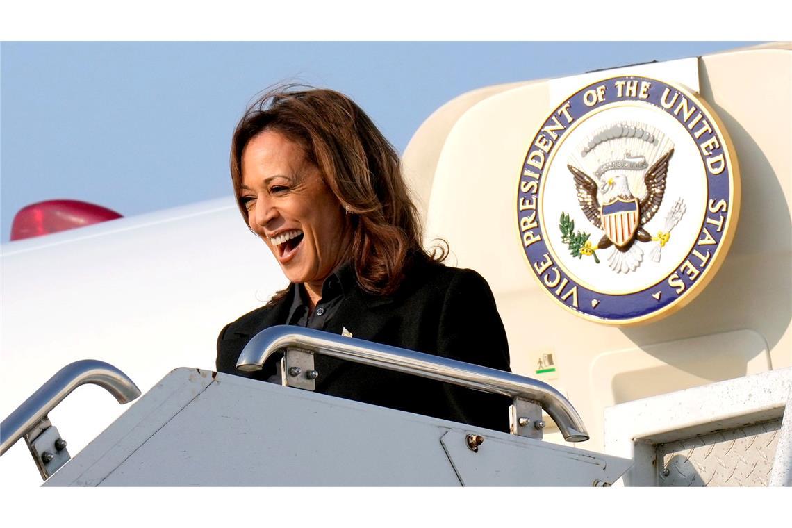 Die demokratische US-Präsidentschaftskandidatin Kamala Harris kann als amtierende Vizepräsidentin im Wahlkampf die Regierungsmaschine nutzen. (Archivbild)