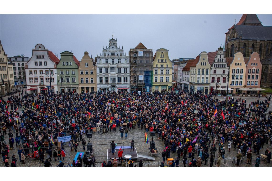 Die Demonstration in Rostock läuft unter dem Motto "Nie wieder ist jetzt - alle zusammen gegen den Faschismus".