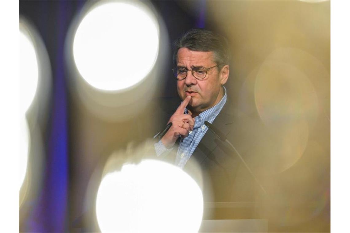 Gabriel verteidigt Wechsel in Deutsche-Bank-Aufsichtsrat Die Deutsche Bank holt den ehemaligen SPD-Chef und Ex-Vize-Kanzler Sigmar Gabriel in ihren Aufsichtsrat. Foto: Axel Heimken/dpa