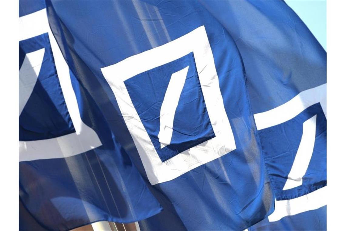 Deutsche Bank mit erstem Jahresüberschuss seit 2014 Die Deutsche Bank weist für das vergangene Jahr 624 Millionen Euro Überschuss aus. Foto: Arne Dedert/dpa