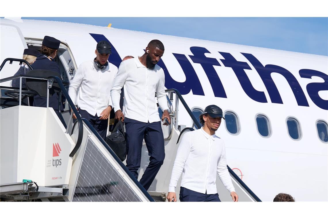 Die deutsche Fußballnationalmannschaft kommt in Dortmund an, um morgen das EM-Achtelfinale gegen Dänemark zu bestreiten. Jamal Musiala (l-r), Antonio Rüdiger, Leroy Sane und Thomas Müller steigen hier aus der Maschine.