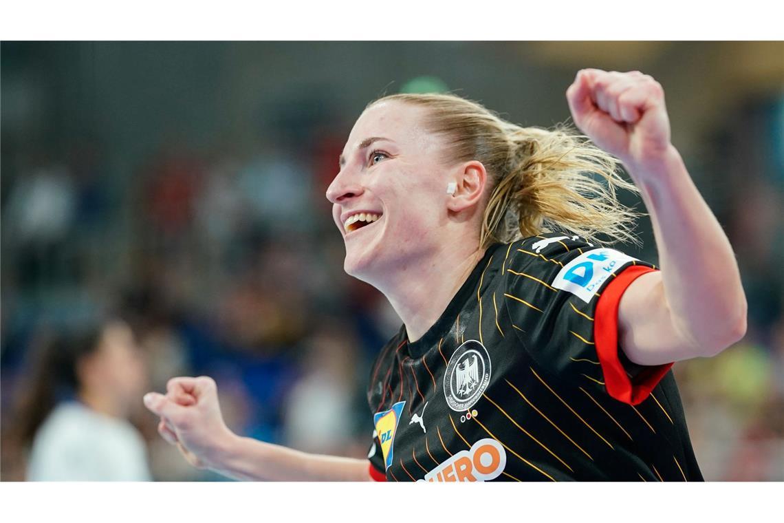 Die deutsche Handball-Nationalmannschaft feiert einen deutlichen Sieg gegen Israel.