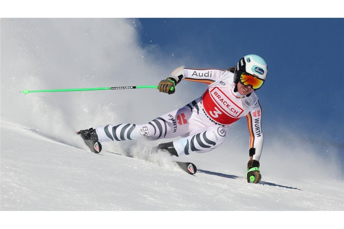 Die deutsche Kira Weidle auf der Strecke beim Weltcup-Super-G der Damen in St. Moritz, Schweiz.