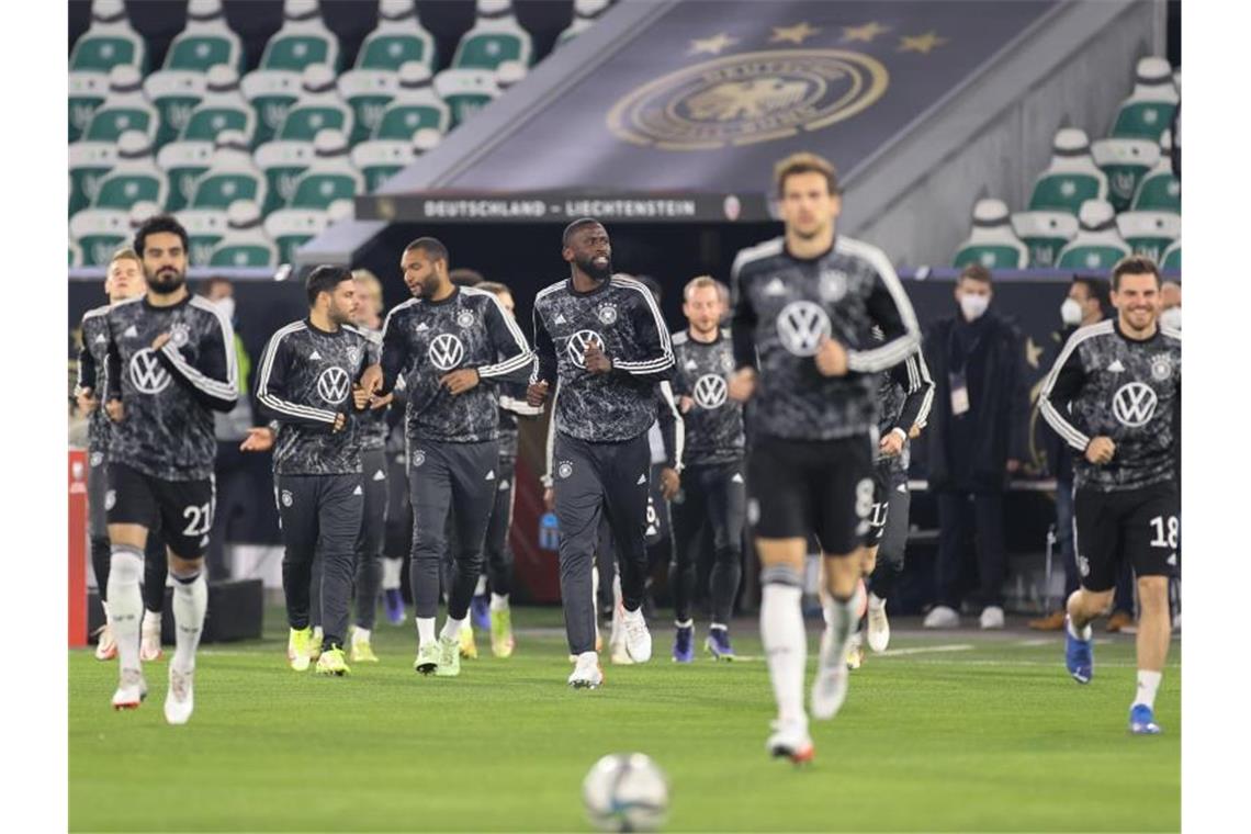 DFB-Team mit Günter, Gündogan und Baku gegen Liechtenstein Die deutsche Mannschaft läuft zum Aufwärmen auf den Platz. Foto: Christian Charisius/dpa