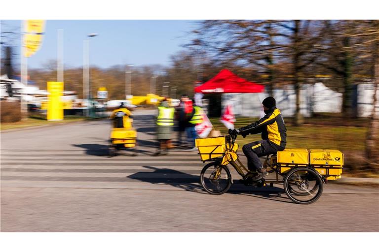 Die Deutsche Post will nach Warnstreiks liegengebliebene Sendungen rasch nachliefern. (Archivbild)