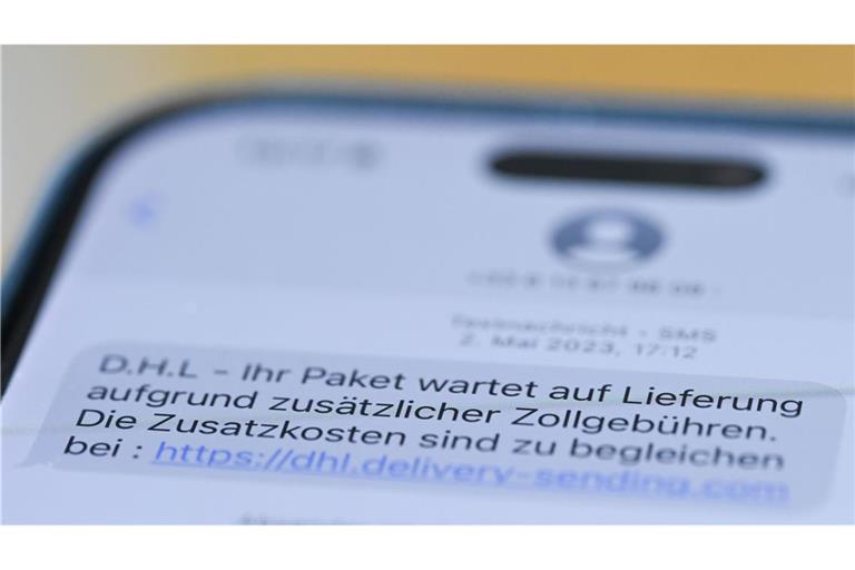 Die Deutsche Telekom will vom 1. April an betrügerischen SMS blockieren.