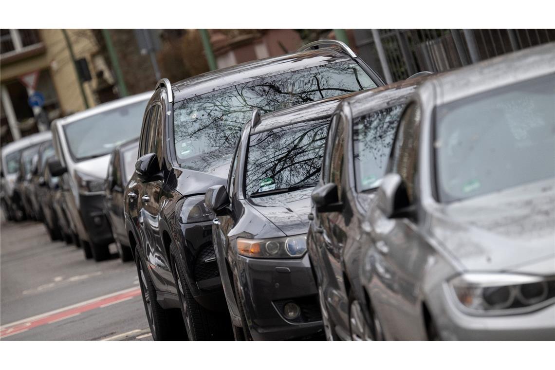 Die Deutsche Umwelthilfe hat in 150 deutschen Städten höhere Parkgebühren und Parkbeschränkungen für SUV-Fahrzeuge beantragt.