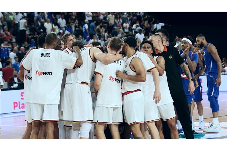 Die deutschen Basketballer freuen sich über ihren Testspielsieg.