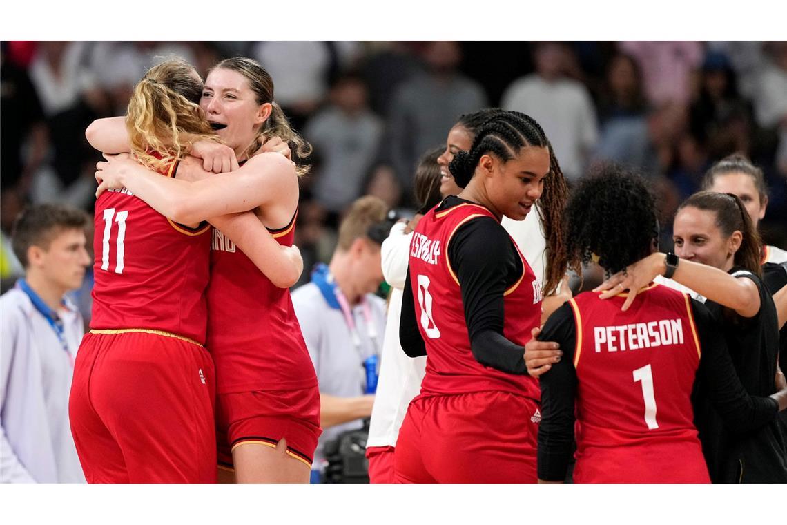 Die deutschen Basketballerinnen bejubeln den Viertelfinal-Einzug bei Olympia.