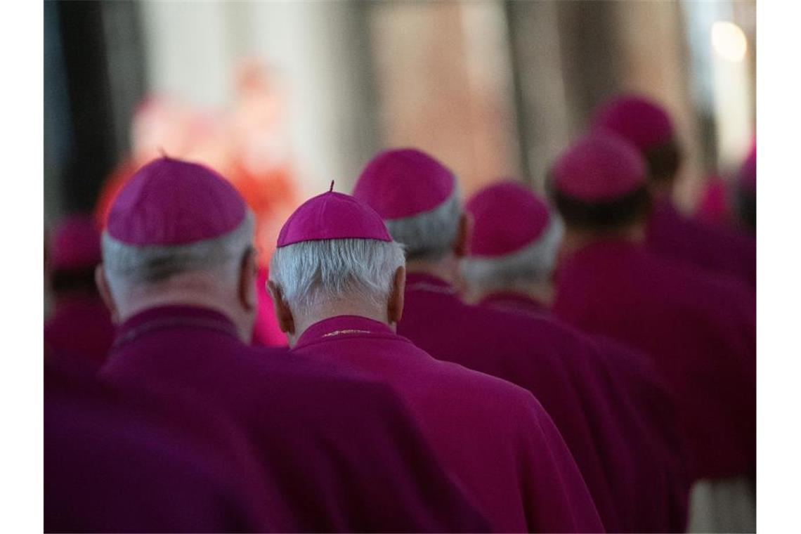 Bischofskonferenz schweigt zu Benedikts Falschaussage Die deutschen Bischöfe teilen mit, sie spürten „den erheblichen Vertrauensverlust“ und verstünden das große Misstrauen, das ihnen aus der Gesellschaft und von den Gläubigen entgegengebracht werde (Symbolbild). Foto: Sebastian Gollnow/dpa