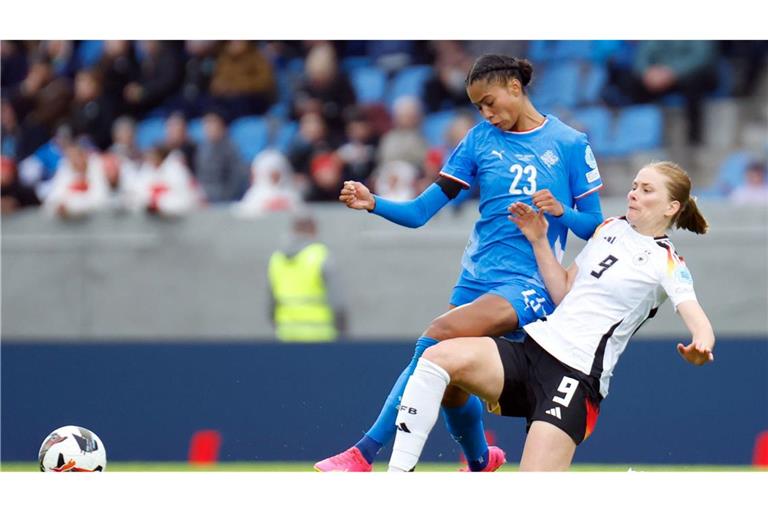 Die deutschen Fußballerinnen um Sjoeke Nüsken (r) unterlagen in Island.