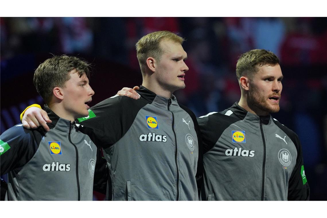 Die deutschen Handballer um Nils Lichtlein, David Späth und Johannes Golla (v.l.n.r.) treffen im WM-Viertelfinale auf Tunesien.