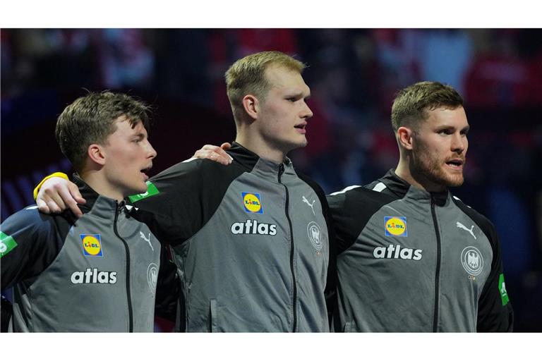 Die deutschen Handballer um Nils Lichtlein, David Späth und Johannes Golla (v.l.n.r.) treffen im WM-Viertelfinale auf Tunesien.