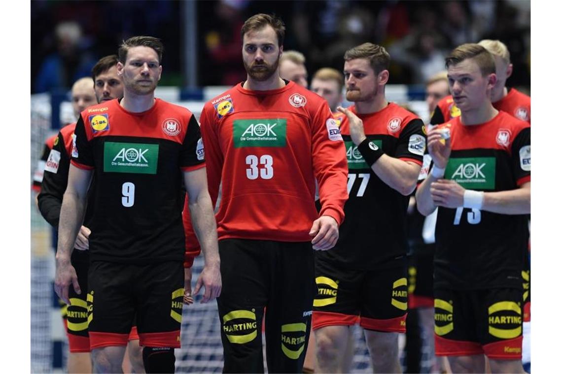Drei Baustellen: Handballer nach „Katastrophe“ ernüchtert Die deutschen Handballer um Torhüter Andreas Wolff (M) verlassen nach dem Abpfiff enttäuscht den Platz. Foto: Robert Michael/dpa-Zentralbild/dpa