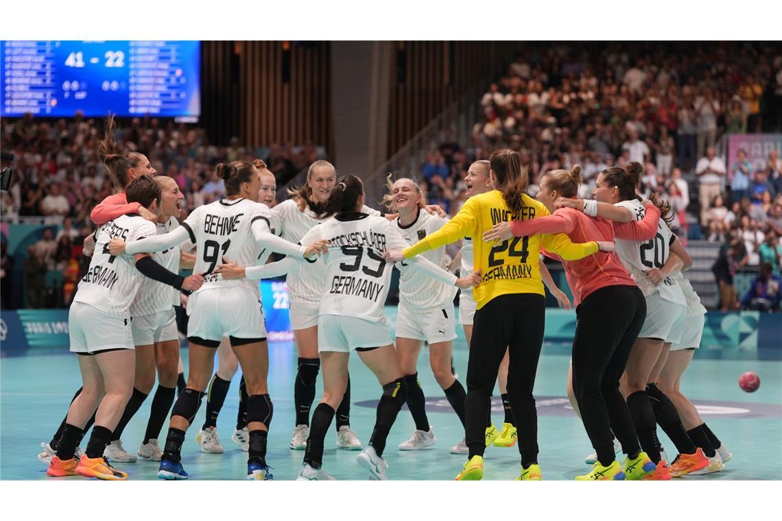 Die deutschen Handballerinnen freuen sich über ihren ersten Sieg bei Olympia.