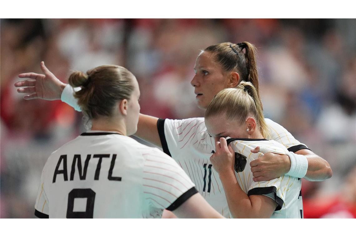 Die deutschen Handballerinnen halten gegen Dänemark lange gut mit.