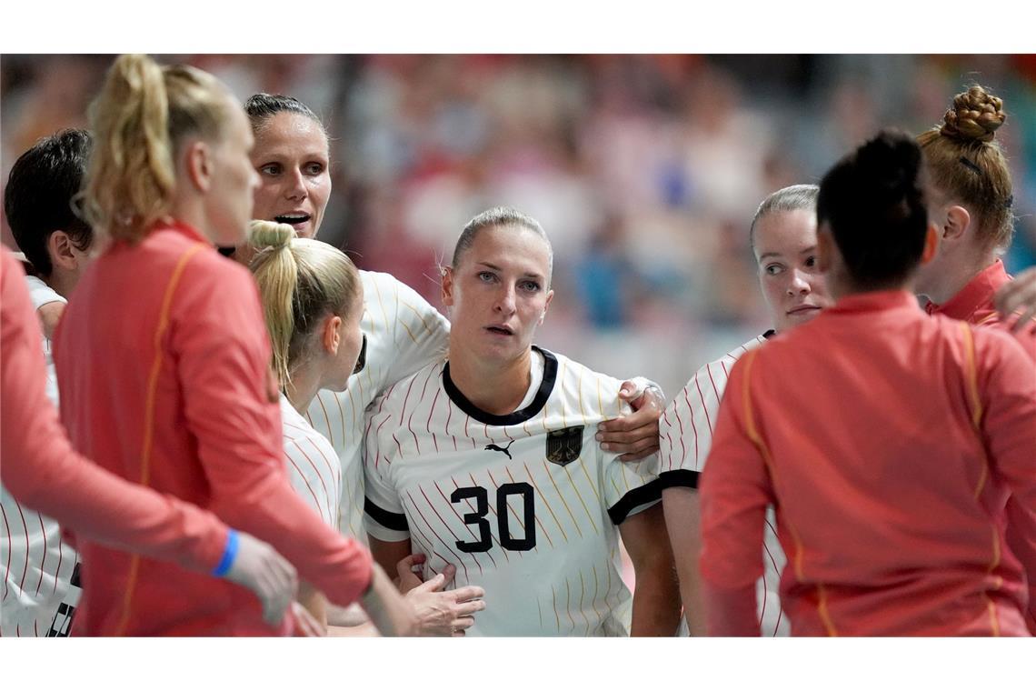 Die deutschen Handballerinnen halten gegen Dänemark lange gut mit.