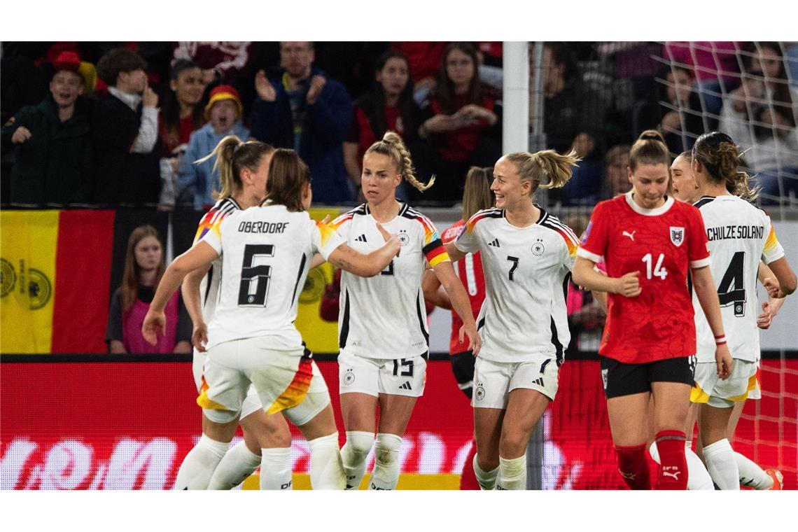Die deutschen Spielerinnen feiern den 3:2-Sieg gegen Österreich.